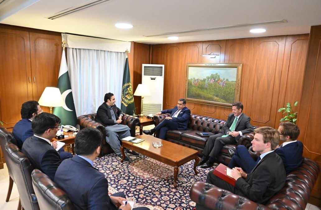 وزیر خارجہ بلاول بھٹو زرداری سے وزیر مملکت برائے جنوبی ایشیا و دولت مشترکہ لارڈ طارق احمد نے ملاقات کی