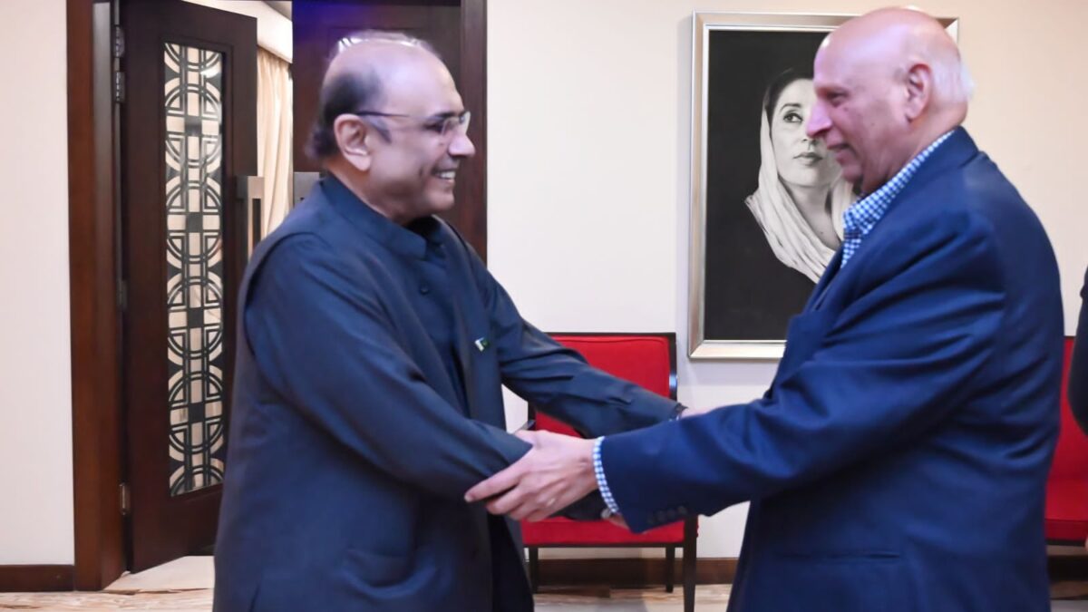پاکستان پیپلز پارٹی پارلینیٹرینز کے صدر آصف علی زرداری سے سابق گورنر پنجاب چوہدری محمد سرورکی بلاول ہاؤس لاھور میں ملاقات کی۔