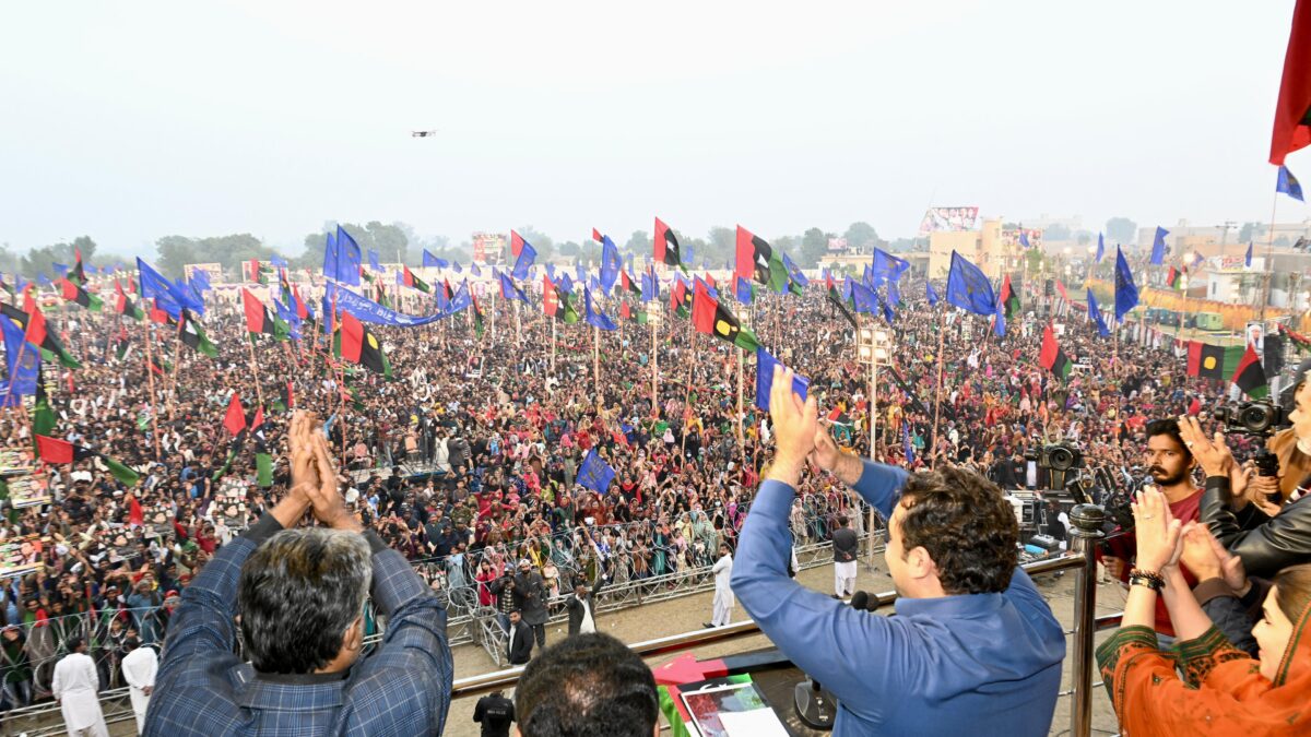  پاکستان پیپلز پارٹی کے چیئرمین بلاول بھٹو زرداری نے کہا ہے کہ پنجاب میں مسلم لیگ (ن) اور سندھ میں ستارے کے نشان پر الیکشن لڑنے والے سیاسی یتیموں کے ٹولے کا نہ کوئی نظریہ ہے